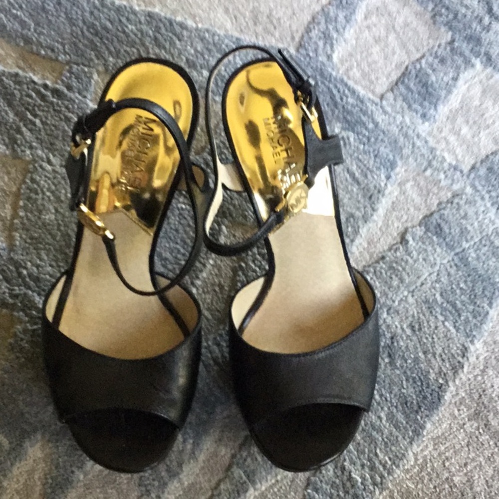 MK stilletto shoes high heels
Size 6 leather